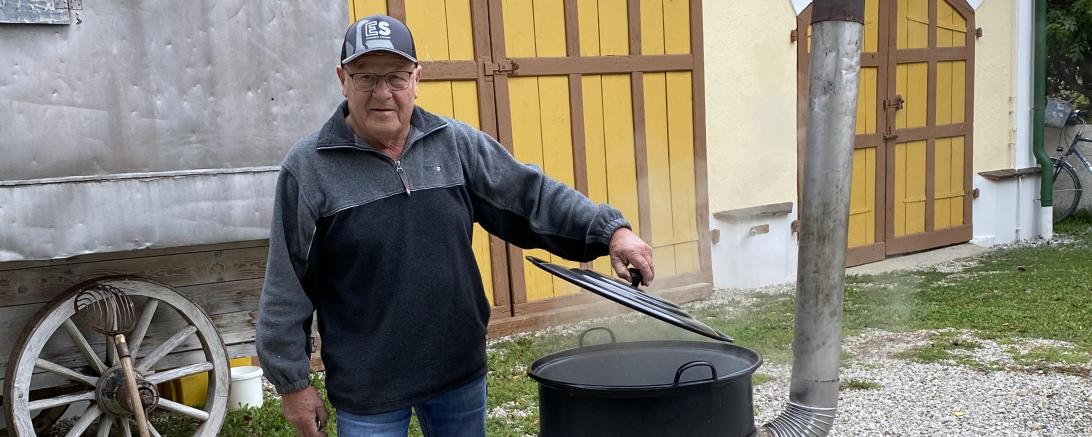Museumsmitglied Leo Ziegelmayr am Kartoffeldämpfer
