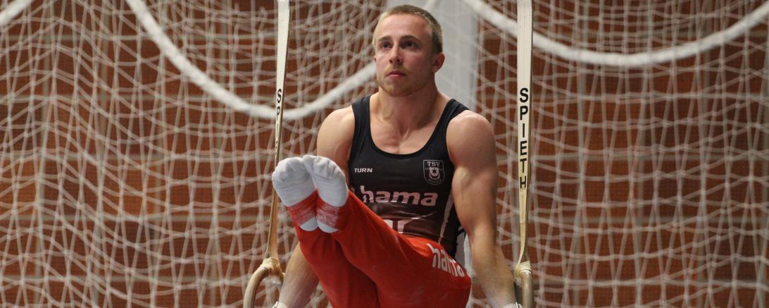 Julius Hartrich an den ringen