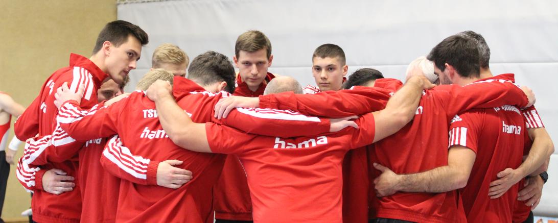 Die Mannschaft des TSV Monheim schwört sich auf den Wettkampf ein.