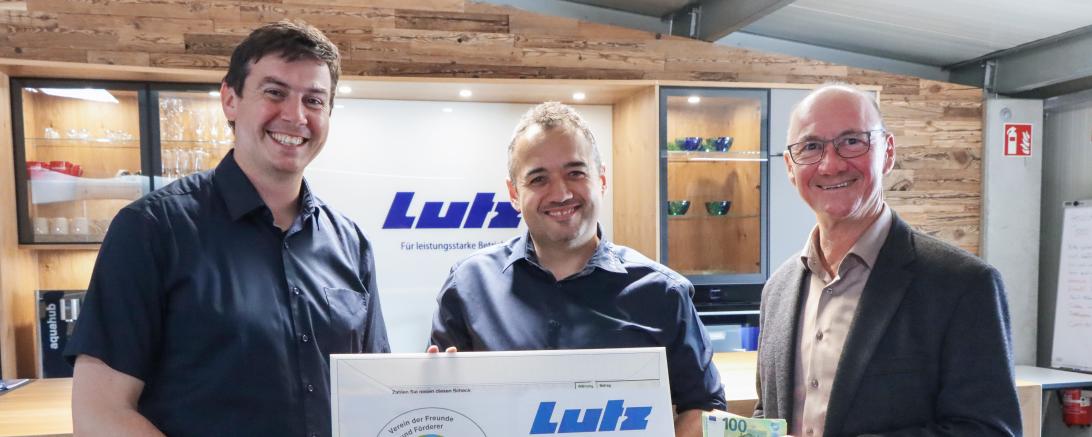 Lutz Gruppe händigt einen Scheck aus