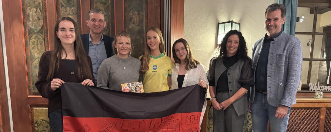 Sarah Lindemayr, Clubpräsident Frank Ruf, Malou Linder, Frida Wippermann, Mia-Sophie Schneid, die Jugenddienstbeauftragten Brigitte Ulbricht und Thomas Schröter. 