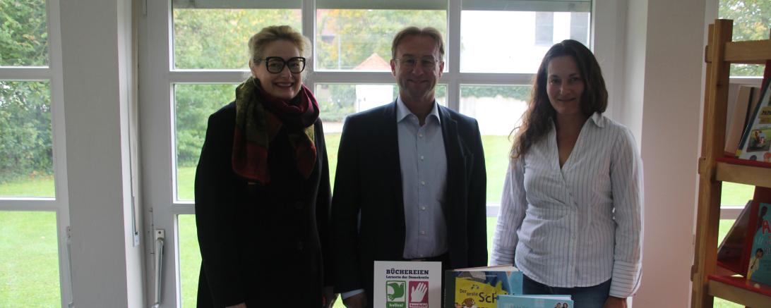 V.l.n.r.: Dr. Claudia Maria Pecher (Leiterin der Landesfachstelle für Büchereien und Bildung im Sankt Michaelsbund), MdL Wolfgang Fackler, Ingrid Scheller (Leitung Pfarrbücherei Oberndorf)