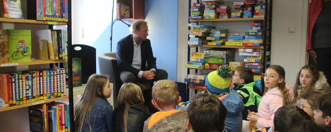 Als Bürgerbeauftragter trifft sich Wolfgang Fackler mit Grundschülern, um über das Thema Demokratie zu reden.