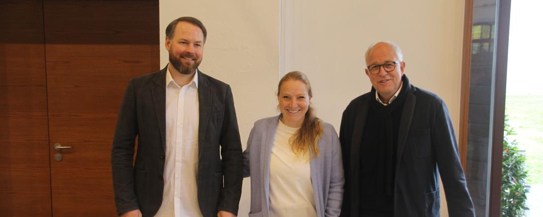 Jan Gienau (l.), Jana Heinson und Mathias Hähnig mit ihrem Gewinnermodel des Wohnpark Osts.
