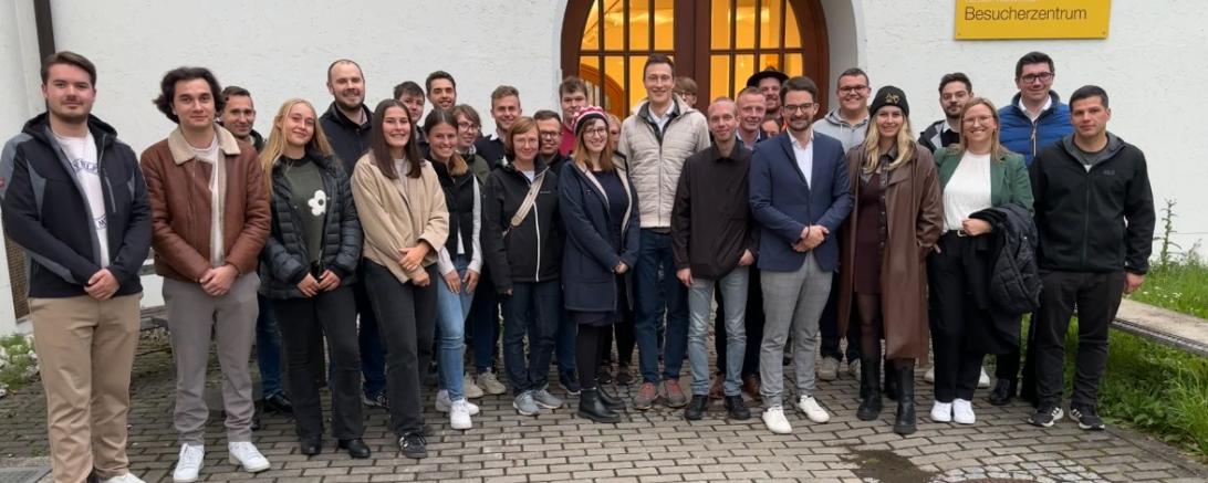 Die Mitglieder der Jungen Union Schwaben waren sichtlich beeindruckt von den Dimensionen der Kalk- und Zementproduktion der Märker-Gruppe in Harburg.