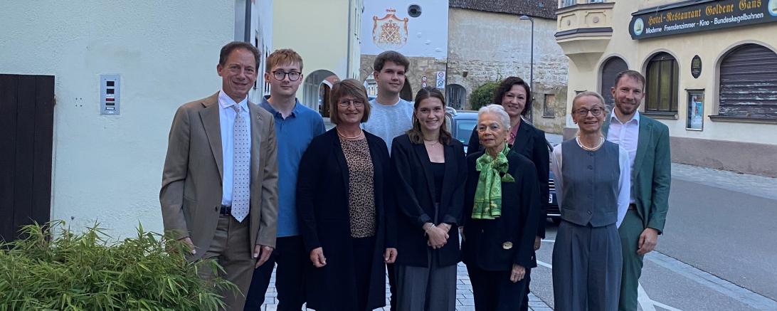 Stipendiaten und Stiftungsmitglieder vor dem Boteco La Dhany do Brasil in Oettingen  (von links): Stiftungsbeirat und Bürgermeister Stadt Wassertrüdingen Stefan Ultsch,  Dominik Stöckelhuber, Stiftungsbeirätin und ehemalige Oettinger Bürgermeisterin  Petra Wagner, Julian Seefried, Lena Marie Wiedemann, Stiftungsgründerin und  beirätin Ingrid Kollmar, Stiftungsbeirätin und stellvertretende Vorständin der  Sparkasse Donauwörth Kathrin Schön sowie Stiftungsvorstand Pia Kollmar.
