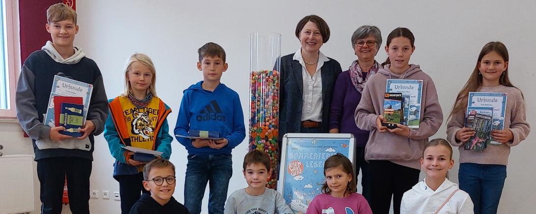 Die stellvertretende Landrätin Claudia Marb übergab die Preise an die Gewinner.