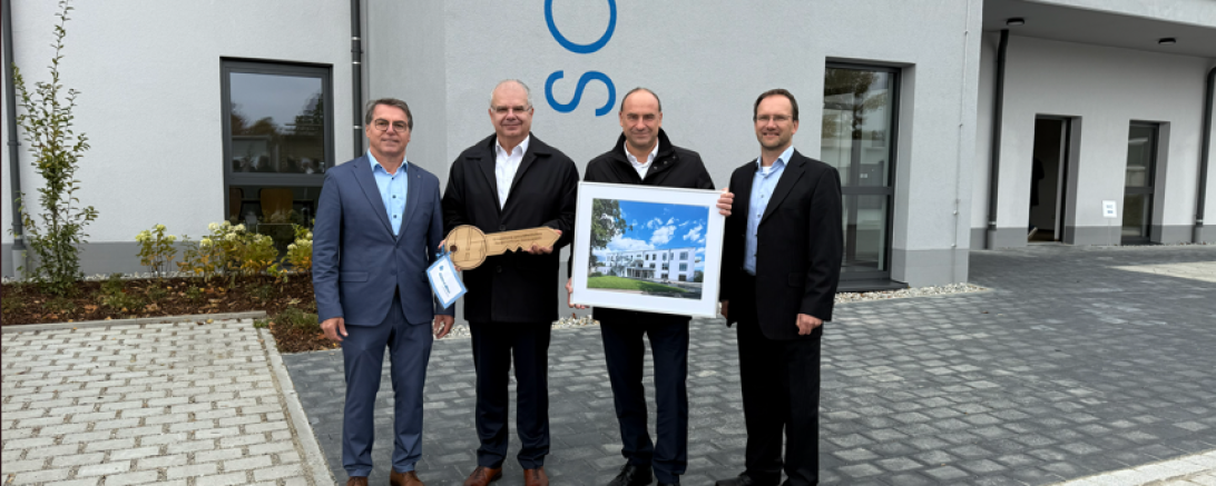 Symbolische Schlüsselübergabe bei der Eröffnung des neuen gesundheitlichen Förderzentrums in der Donauwörther Parkstadt (v. l.): Josef Hertle (Geschäftsführer Krätz Bau), Michael Kruck und Alexander Lehmann (Vorstand der Raiffeisen-Volksbank Donauwörth eG) und Robert Tews (Projektleiter Krätz Bau). 