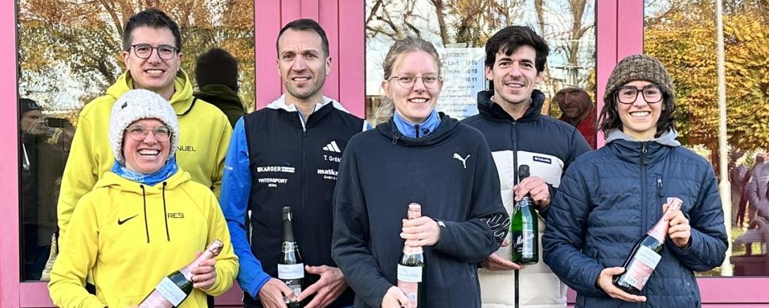 Die Siegerehrung des Hauptlaufes mit Michael Leinfelder, Theresa Griesbach, Tobias Gröbl, Pia Schweitzer, Ignacio Saralegoi Masson, Marie Gaag (v.l.).