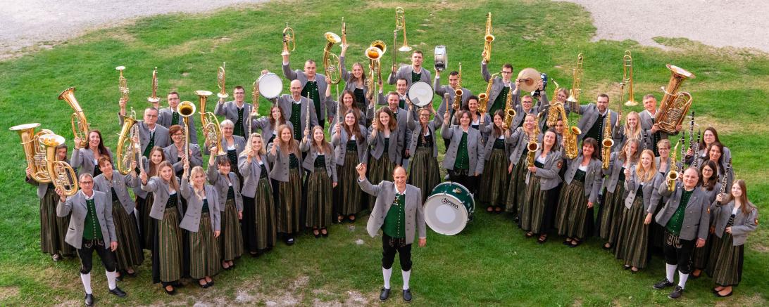 Das Bild zeigt die Musikerinnen und Musiker der Stadtkapelle Harburg e.V. mit Stadtkapellendirigent Franz Fischer.