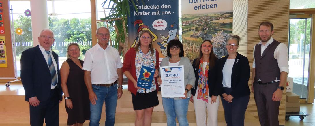 Michael Stocker (Schulamtsdirektor), Michaela Wurm-Schaffer (Elternbeirat), Armin Sailer (Elternbeirat), Carola Haan (Konrektorin), Ursula Hertle (Rektorin), Heike Burkhardt (Geschäftsführerin Geopark Ries e. V.), Susanne Richt (Geopark Ries e. V.), Thomas Heydecker (Bürgermeister)