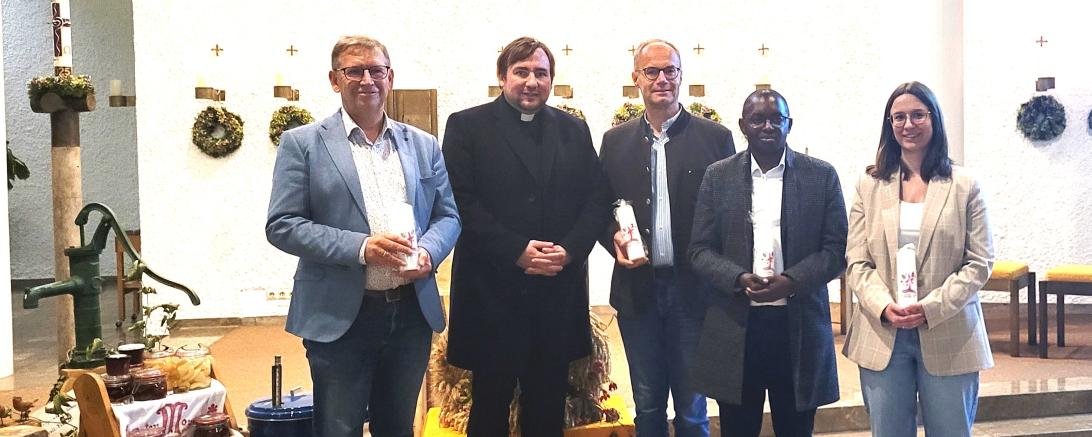 V.l.n.r.: Landrat Stefan Rößle, Pfarrer Markus Lidel, Martin Stumpf, Kaplan Jerome Muyunga, Marina Lesiak-Kienmoser