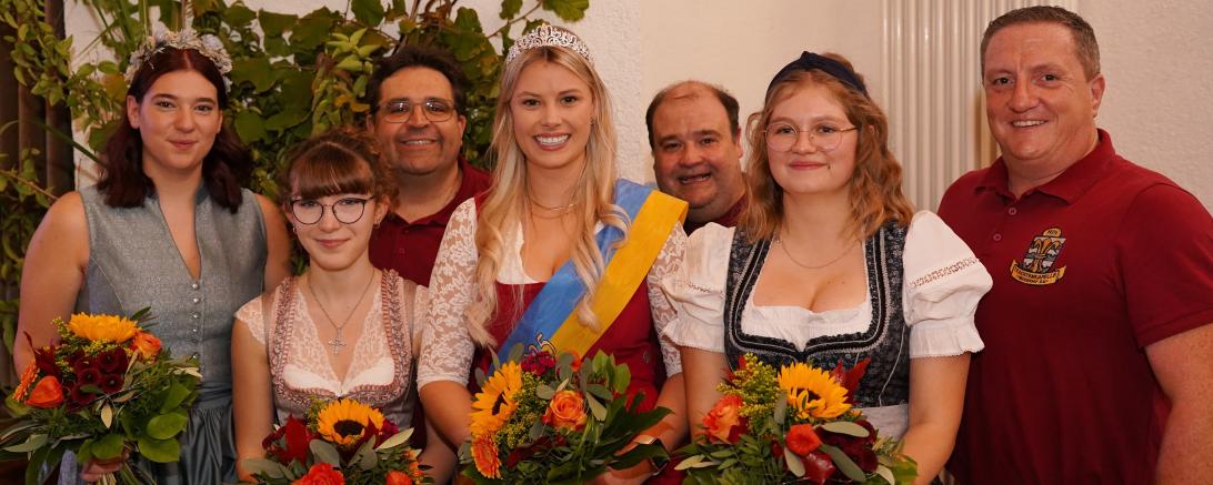 V.l.n.r.: Fabienne Mikschl (Theaterverein), Sarah Edler (Altschützen), Vorstand Christian Hornung, Weinkönigin Isabella Habermann (VfB), 2. Vorstand Matthias Schefstos, Anna Steinhart (FFW Oberndorf), 3. Bürgermeister Martin Dirr. 