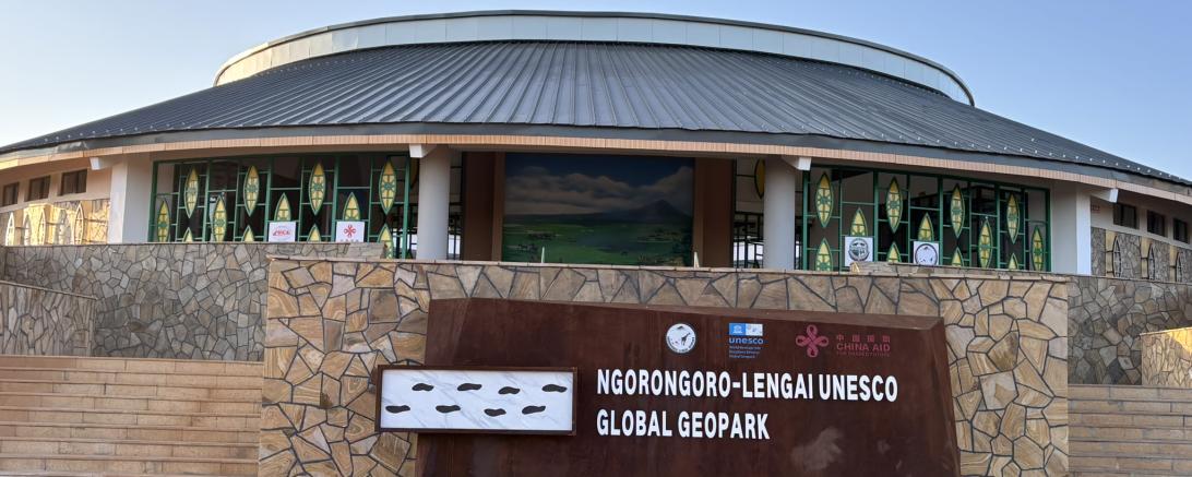 Das neue Besucherzentrum in Karatu – rund wie ein Krater 