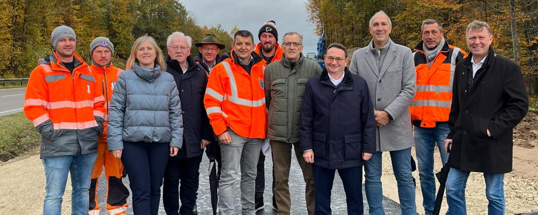 Im Rahmen einer gemeinsamen Besichtigung haben Ulrich Lange, Parlamentarischer Staatssekretär beim Bundesministerium für Verkehr, MdB Christoph Schmid sowie die Bürgermeister der Gemeinden Marktoffingen, Helmut Bauer, und Fremdingen, Frank Merkt die Fortschritte beim Bau des neuen Geh- und Radwegs entlang der B 25 besichtigt.