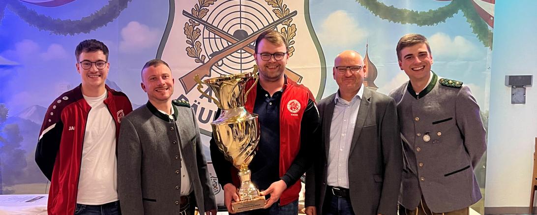 Die Siegerehrung mit der Übergabe des Wanderpokals. Auf dem Bild zu sehen (von links): Simon Neubauer, Mathias Uhl, Stefan Kleinle, Bürgermeister Martin Paninka, Simon Lechner.