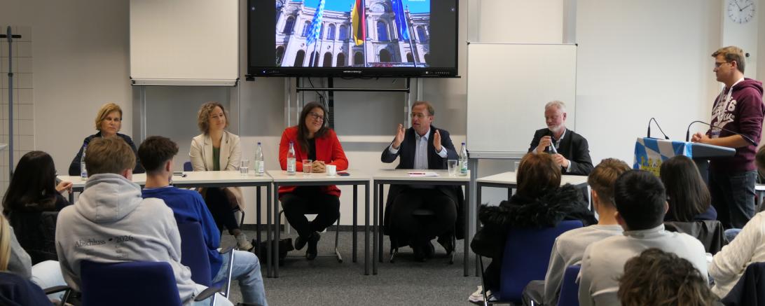 Ein Höhepunkt des Tages war die Podiumsdiskussion mit fünf Landtagsabgeordneten verschiedener Parteien: Marina Jakob (Freie Wähler), Stephanie Schuhknecht (Bündnis 90/Die Grünen), Ulrich Singer (AfD), Dr. Simone Strohmayr (SPD) und Wolfgang Fackler (CSU) stellten sich den Fragen der Jugendlichen.