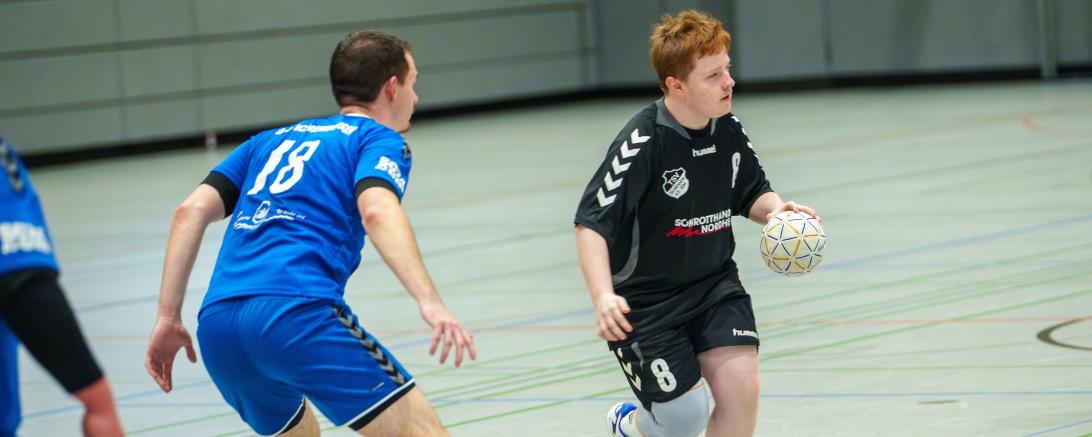 Leon Krupka (am Ball) steht auch am kommenden Samstag wieder mit der zweiten Mannschaft der Handballer auf der Platte.
