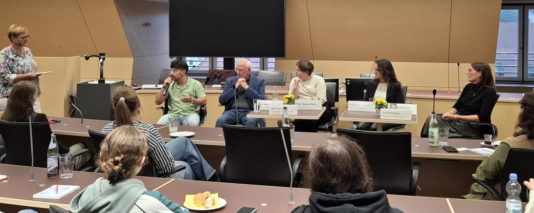 Landrätin Claudia Marb, Yasin Akyüz (Stadtjugendpflege Donauwörth – Jugendcafé Donauwörth), Fabienne Kroiss (Sozialpädagogin FIB und CaRe-Projekt Caritas) sowie Jörg Fischer (Quartiersmanager Parkstadt) teil. Die Moderation übernahm Sylvia Huber.