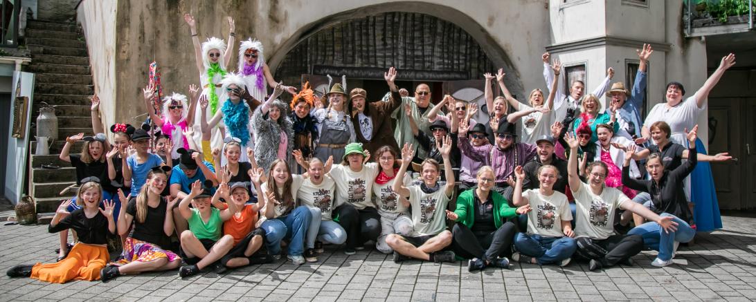 Das Team des Stücks "Die Bremer Stadtmusikanten" freut sich über den 2. Platz beim Larifari-Preis.