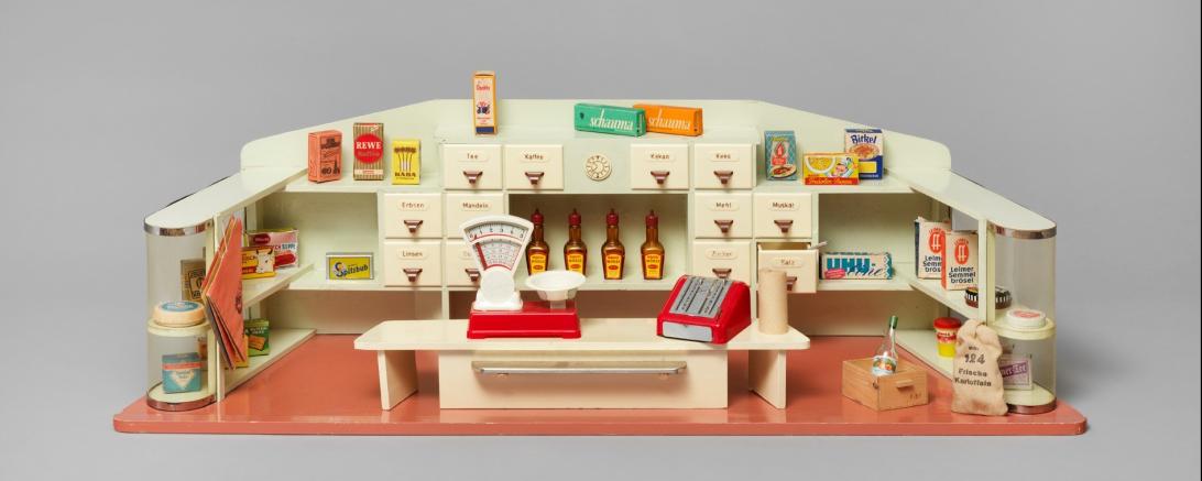 Spielzeug-Kaufladen mit Schaufenstern