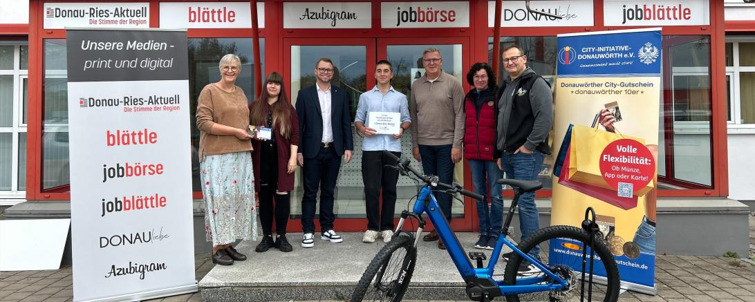 Von links sind folgende Personen zu sehen: Christiane Kickum (Fachbereichsleitung Kultur und Stadtmarketing, CID), Sarah Braun (Gewinnerin des 250 Euro City-Gutschein), Matthias Stark (Geschäftsführer der Donau-Ries-Medien GmbH), Simon Schmid (Gewinner der 20.000 Euro Traumküche), Heinz Dallmaier (Geschäftsführer der Küche & Wohnkultur Dallmaier GmbH), Inge Knötzinger (Gewinnerin des E-Bikes), Simon Bayer (Mitarbeiter E-Biker Stable Deiningen).