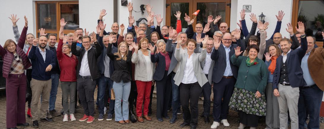 Gruppenbild der Kandidierenden mit Landratskandidatin und Listenführerin Claudia Müller.