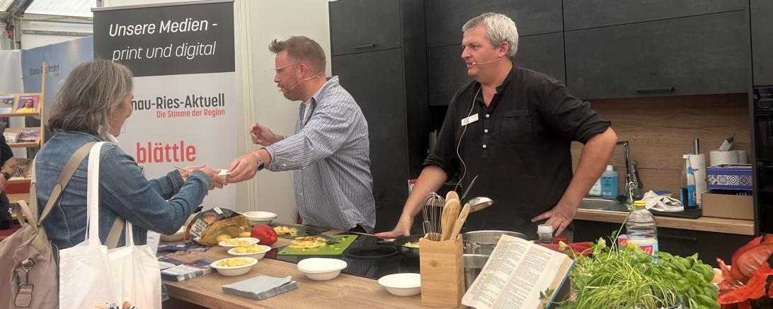 Haben die Besucher*innen auf der Donauries-Ausstellung mit Leckereien versorgt: Die Donau-Ries-Aktuell-Redakteure Thomas Oesterer (links) und Manuel Habermeier (rechts).