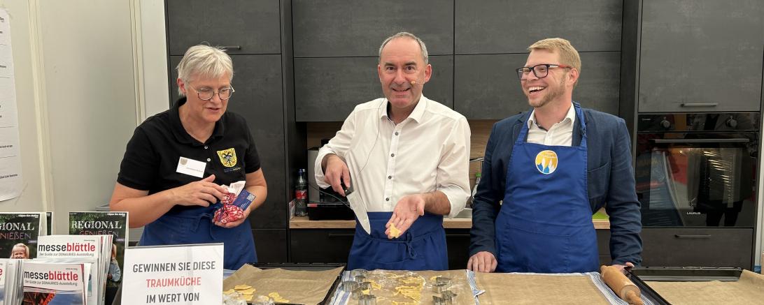 Auf dem Bild zu sehen (von links): Christiane Kickum (CID), Hubert Aiwanger (Bayerischer Staatsminister für Wirtschaft, Landesentwicklung und Energie) und Matthias Stark (Geschäftsführer Donau-Ries Medien GmbH). 