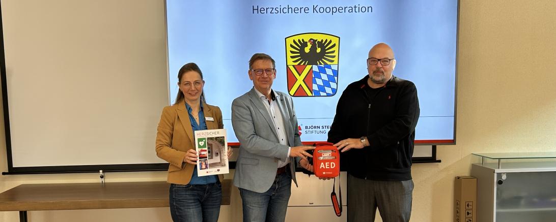 Carmen Uhl (Leitung Fachbereich 30: Sicherheit, Ordnung, Gewerberecht), Landrat Stefan Rößle und Dietmar Engelhard.