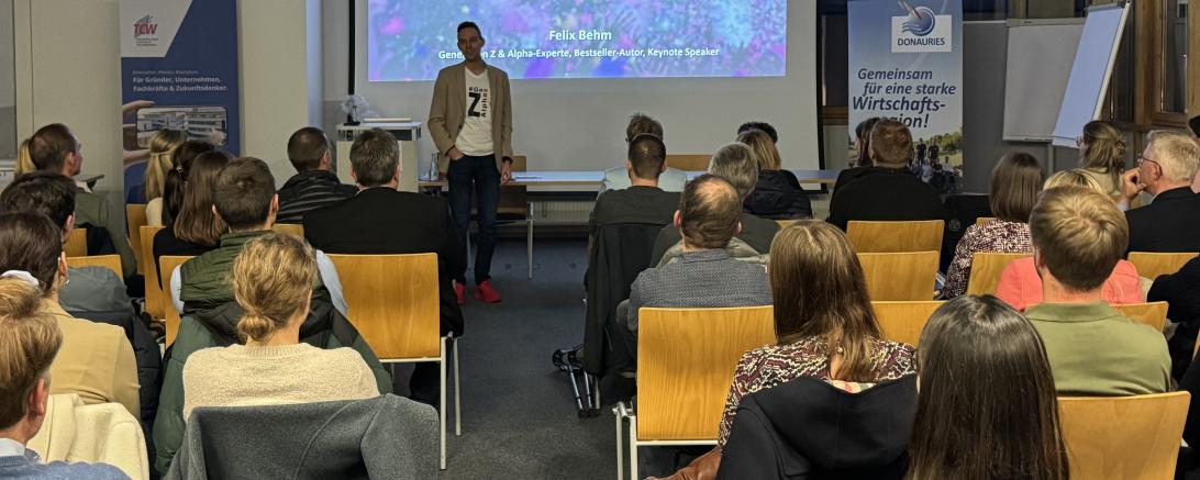 Felix Behm im TCW bei seinem Vortrag „Motivieren statt verlieren – Wie wir junge Menschen für Ausbildung und Beruf begeistern können“