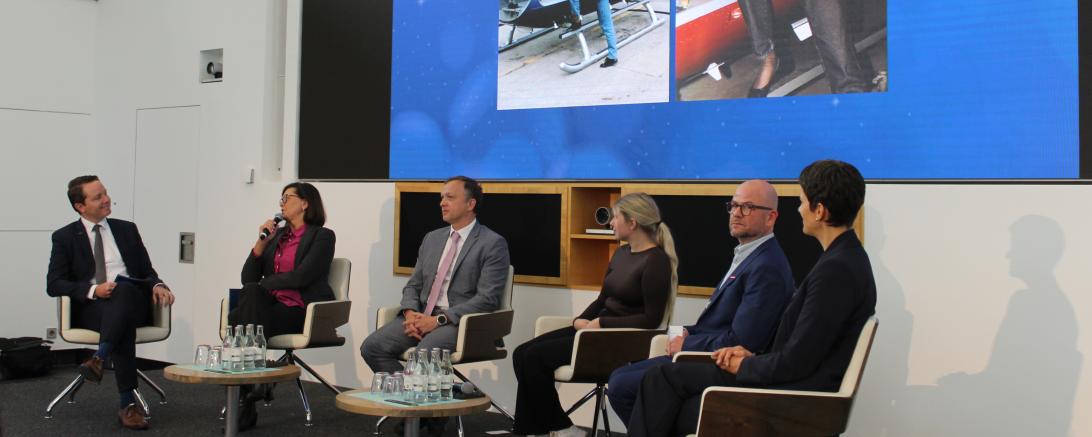 Das Bild zeigt von links: Peter Rief (Airbus), Landtagspräsidentin Ilse Aigner, Stefan Thomé (CEO-Airbus), Susanne Drexhage (Airbus), Bolker Zimmermann (HWK) und Dorothee Buhmann (IHK)