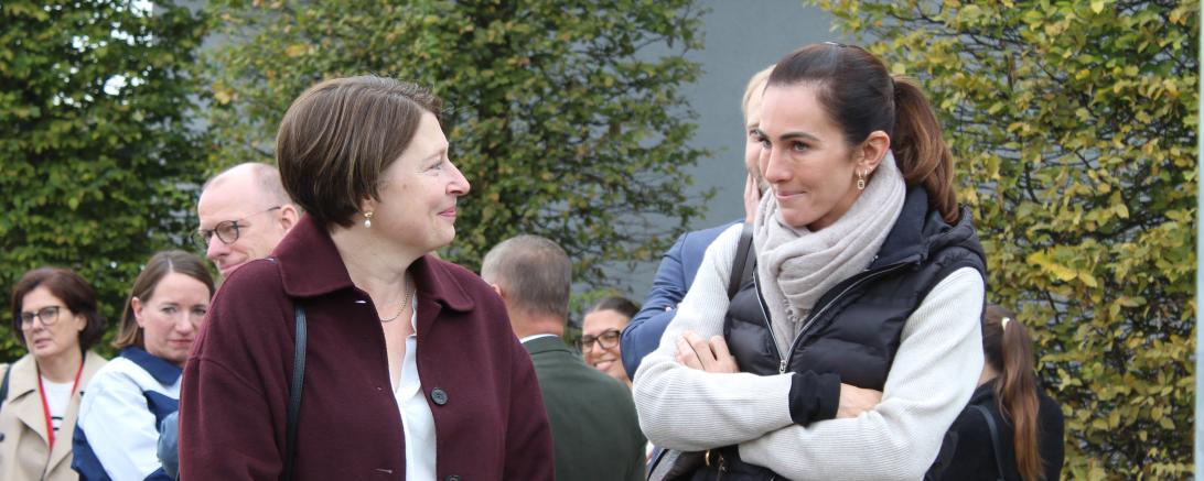 Lisa Müller (rechts) im Austausch mit der stellvertretenden Landrätin Claudia Marb. 