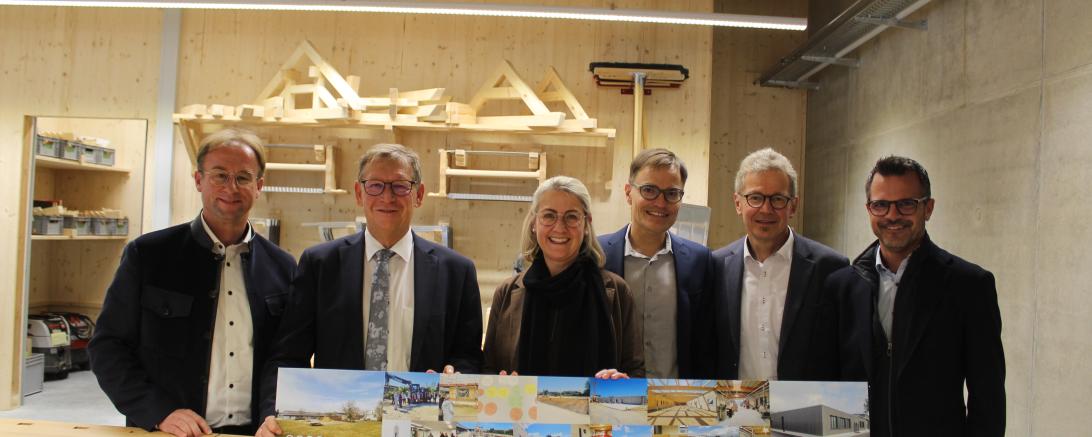 Auf dem Bild zu sehen (von links): MdL Wolfgang Fackler, Landrat Stefan Rößle, Schulleiterin Anja Behnke, Architekt Michael Leberzammer, ehemaliger Schulleiter a.D. Gerhard Kilian und Oberbürgermeister Jürgen Sorré. 