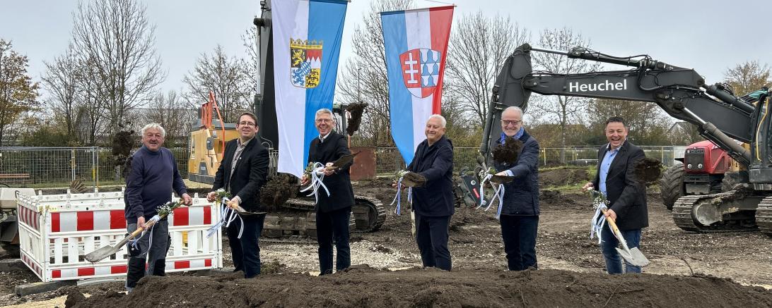 Spatenstich des neuen Wasserwerkes in Mertingen. Auf dem Bild zu sehen (von links): Mertingens Bauhofleiter Alois Berchtenbreiter, Geschäftsführer Firma Carl Heuchel GmbH Philipp Burger, Bürgermeister Veit Meggle, Stefan Steinbacher vom Planungsbüro Steinbacher Consult, CFO Molkerei Zott Anton Hammer und Ralph Ruhland, Bauamt Gemeinde Mertingen. 