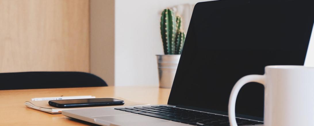 Weiße Tasse mit Laptop 