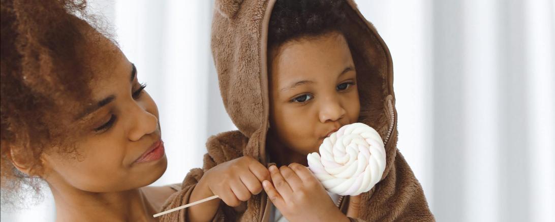 Kleinkind Umgang mit Süßem