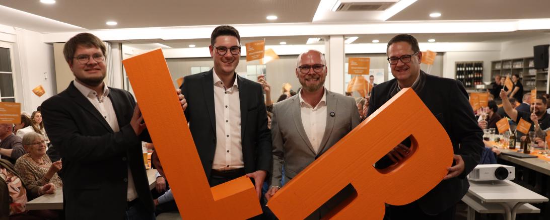 Auf dem Bild zu sehen (von links): Florian Riehl (Fraktionsvorsitzender), Michael Dinkelmeier (Landratskandidat), Bezirksvorsitzender Dr. Fabian Mehring (Staatsminister für Digitales), Michael Bosse (Kreisrat).  