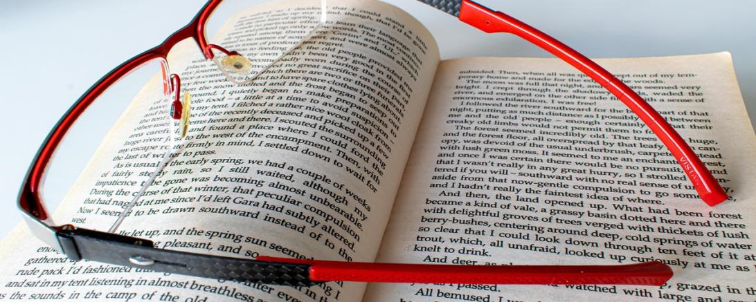 Buch mit Brille 