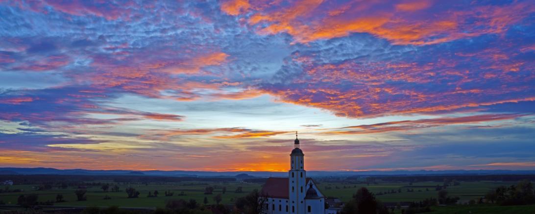 Sonnenuntergang mit der Wemdinger Wallfahrtsbasilika 