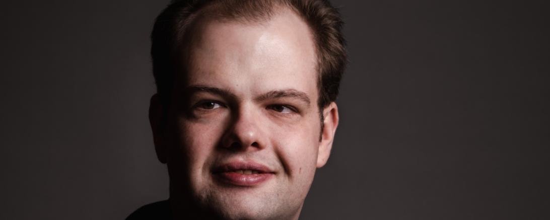 Das Bild zeigt Simon Holzwarth.