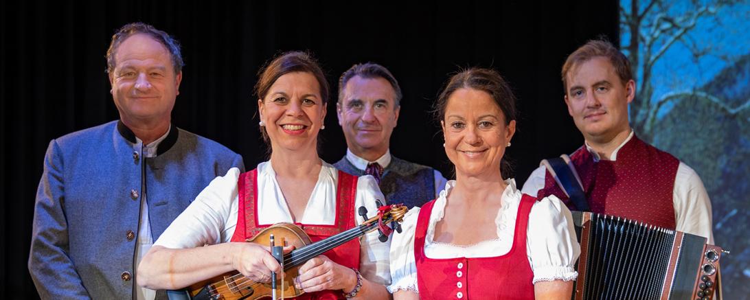 Pfarrer Rainer Maria Schießler mit dem Dreigesang Geschwister Siferlinger und Matthias Pürner.