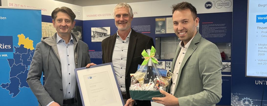 Von links: Andreas Dirr (IHK Regionalvorsitzender Donau-Ries), Thomas Kopp (Hama GmbH), Matthias Hausmann (IHK Regionalgeschäftsführer)