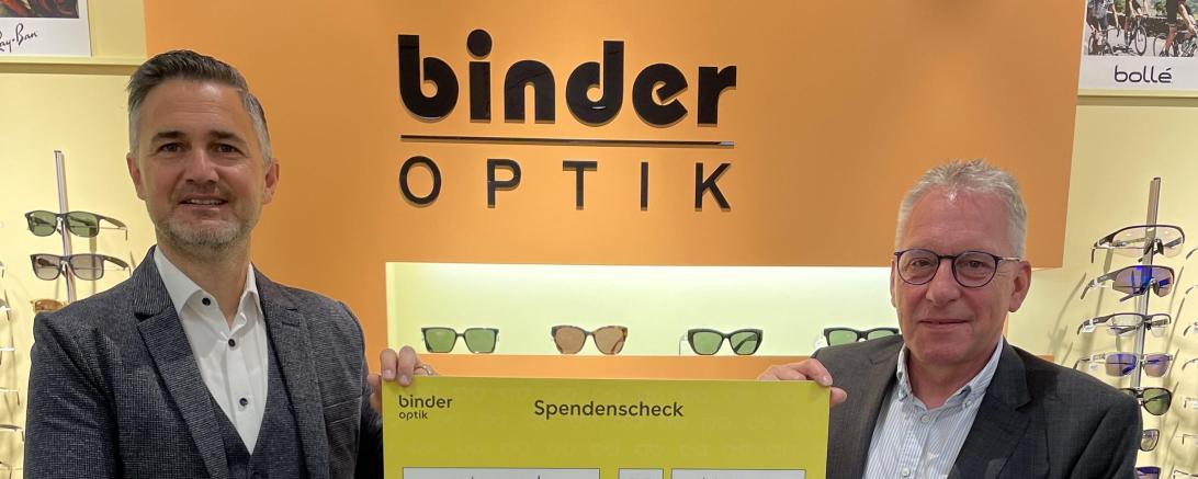 Groß war die Freude, als Christian Wolff (links im Bild), Leiter des Binder Optik Fachgeschäftes in Nördlingen, den Spendenscheck an Manfred Steger, den 1. Vorsitzenden des Lebenshilfe Donau-Ries e.V. überreichen durfte.