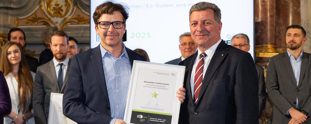 Jörg Schwarzer (li.) mit Minister Christian Bernreiter.