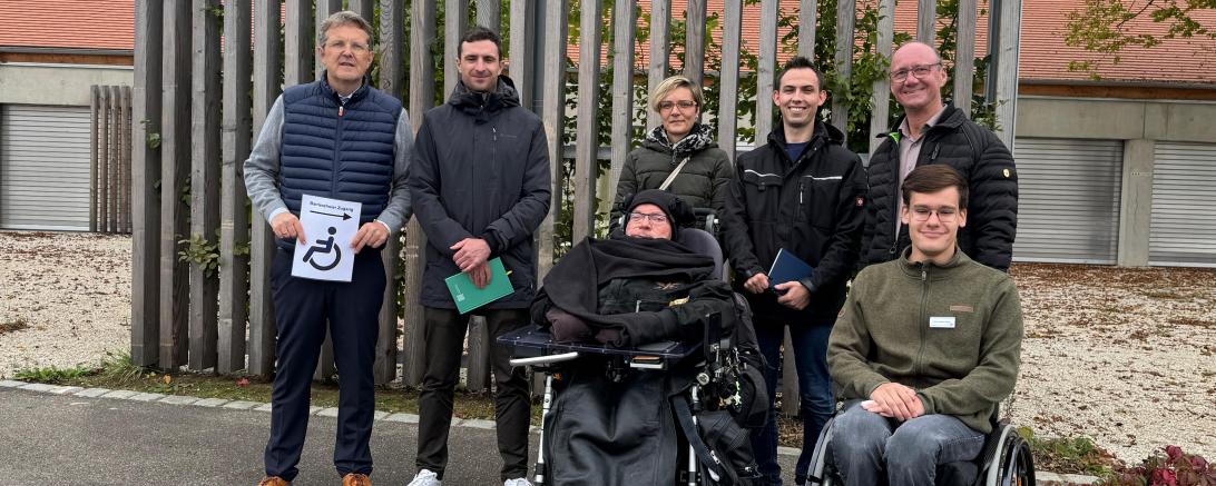 Auf dem Bild zu sehen (von links) Messebauer Josef Schmid (JWS), Christian Trollmann (Landratsamt Donau-Ries), Matthias Küffner (Inklusionsrat Nördlingen), Melanie Fischer, Noah Berber (Landratsamt Donau-Ries), Erwin Seiler (2. weiterer Stellvertreter des Landrats) und Maximilian Späth (Landratsamt Donau-Ries).