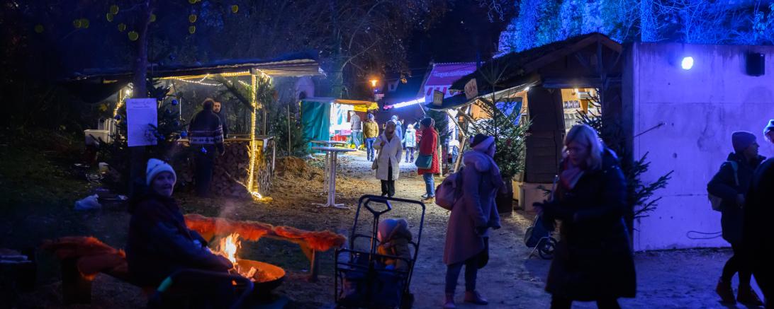 Rund um den Mangoldfelsen laden Markstände zu Glühwein, Punsch und Süßigkeiten ein. 