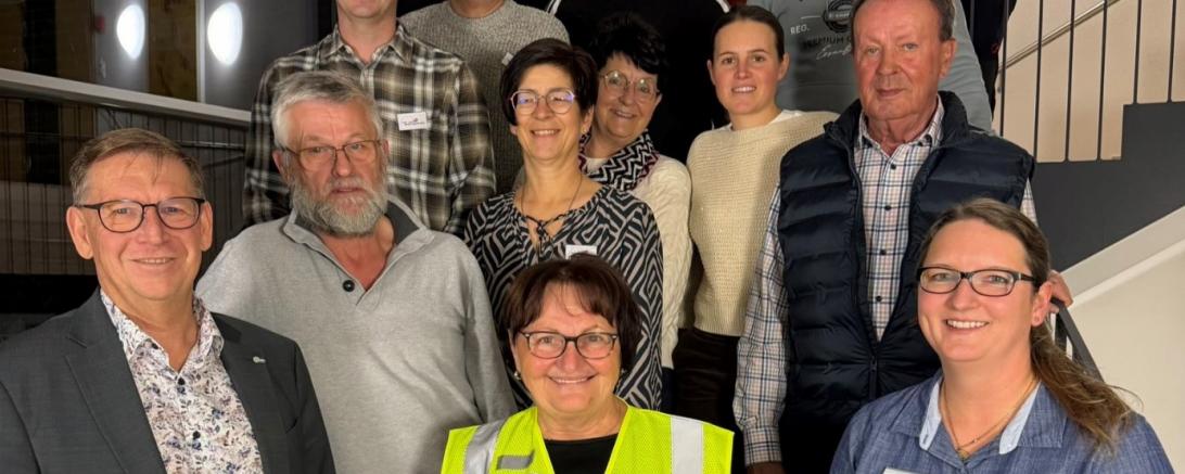 Landrat Stefan Rößle, Radverkehrsbeauftragte Bianca Kratzsch und die geehrten der Aktion STADTRADELN 2025 im Landratsamt Donau-Ries.