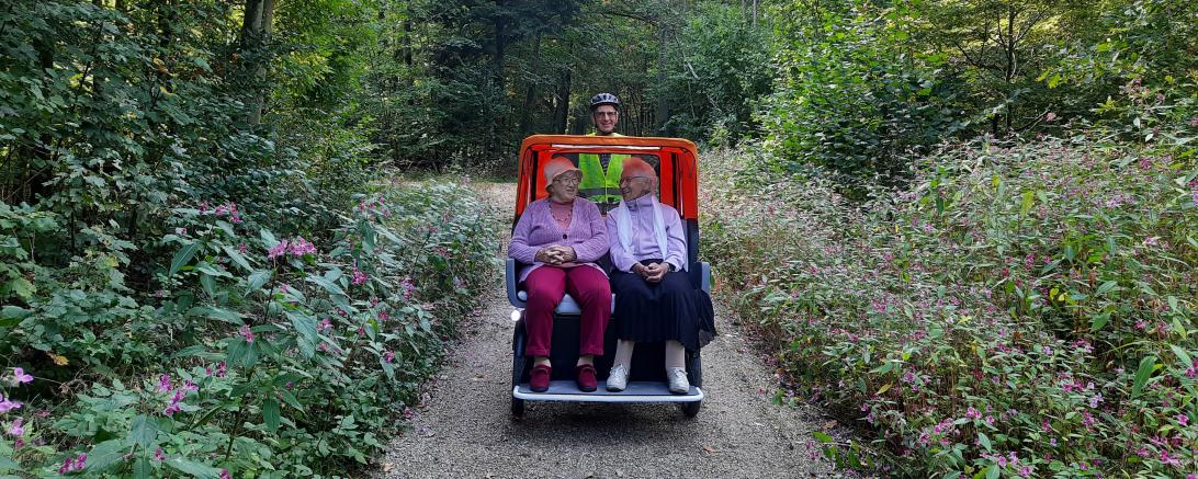 Ausflugsfahrt mit Karl-Heinz Vogel und seiner E-Rikscha in den Wald bei Wemding. 