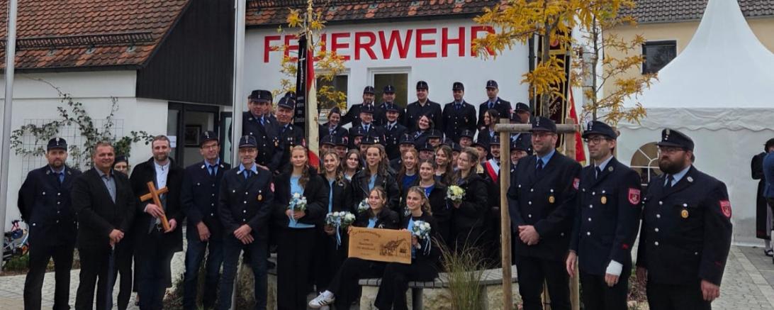Die FFW Oppertshofen freut sich über das neu renovierte Feuerwehrhaus sowie ein erfolgreiches Patenbitten.